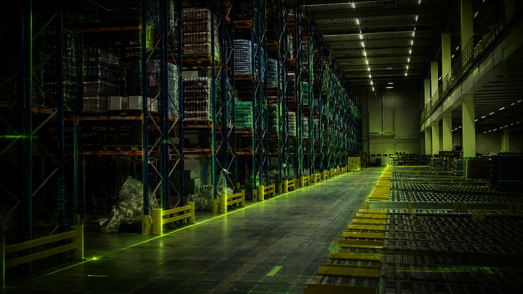 Case de operação logística com armazém futurista em neon verde